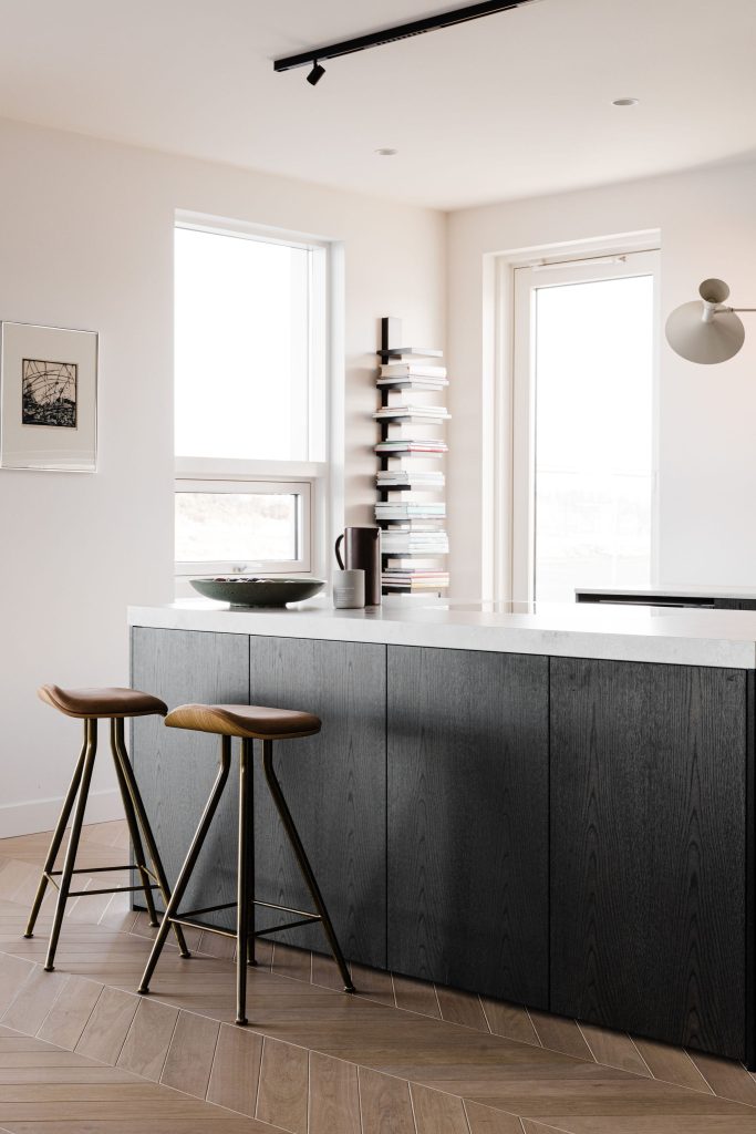 Eldhúseyja úr Ambient Light kvartssteini við glugga